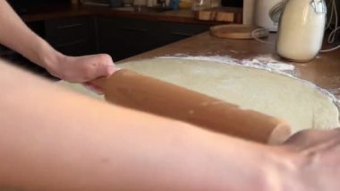 Tarçınlı çöreğe hamur hazırlama süreci