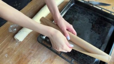 Tarçınlı çörekler için hamur hazırlama süreci