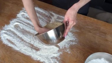 Tarçınlı çörekler için hamur hazırlama süreci