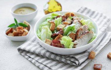 Masada bir kase taze Sezar salatası.