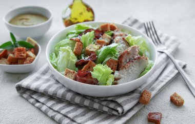 Masada bir kase taze Sezar salatası.