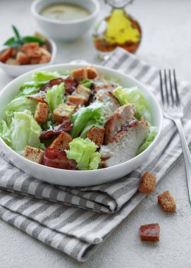 Masada bir kase taze Sezar salatası.