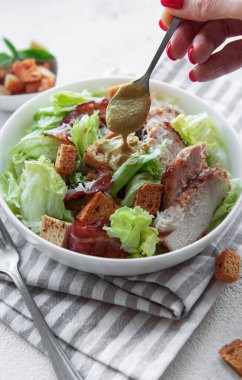 Masada bir kase taze Sezar salatası.