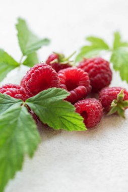 Yapraklı taze organik ahududu.