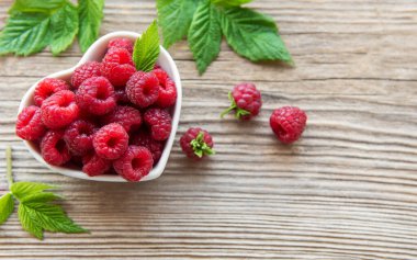 Yapraklı taze organik ahududu. 