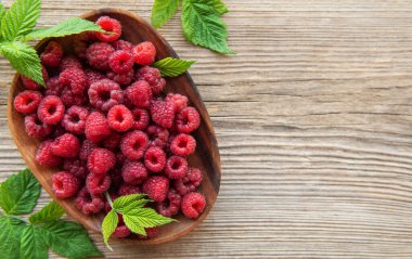 Yapraklı taze organik ahududu. 