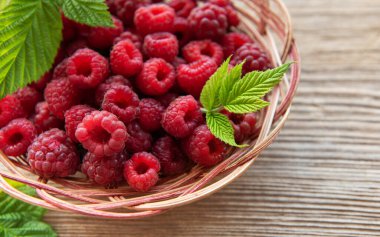 Yapraklı taze organik ahududu. 