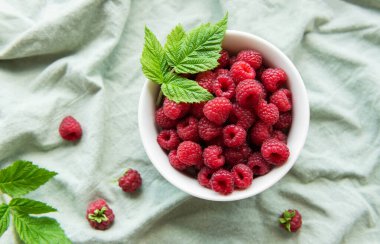 Yapraklı taze organik ahududu. 