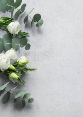 Pembe, beyaz ve krem çiçeklerden oluşan güzel bir karışım okaliptüs yapraklarıyla ustalıkla düzenlenir. Çiçek tasarımı için mükemmel bir kompozisyon oluşturur..