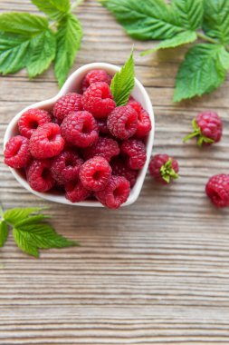 Yapraklı taze organik ahududu. 