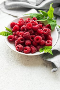 Beton kaplamalı taze organik ahududu.