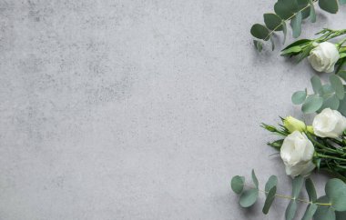 Pembe, beyaz ve krem çiçeklerden oluşan güzel bir karışım okaliptüs yapraklarıyla ustalıkla düzenlenir. Çiçek tasarımı için mükemmel bir kompozisyon oluşturur..