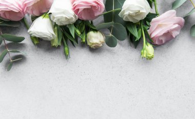 Taze okaliptüs yapraklarının yanında pembe ve beyaz çiçeklerin narin bir bileşimi dingin ve davetkar bir atmosfer yaratır.