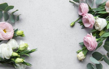 Taze okaliptüs yapraklarının yanında pembe ve beyaz çiçeklerin narin bir bileşimi dingin ve davetkar bir atmosfer yaratır.