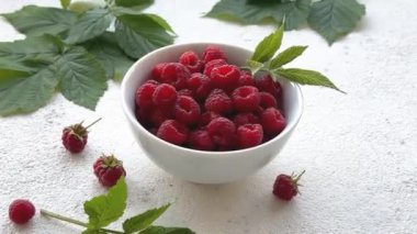 Yapraklı taze organik ahududu. 