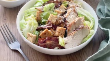 Masada bir kase taze Sezar salatası.