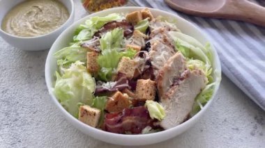 Masada bir kase taze Sezar salatası.