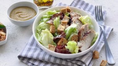 Masada bir kase taze Sezar salatası.