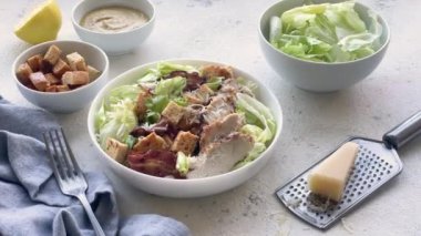 Masada bir kase taze Sezar salatası.