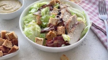 Masada bir kase taze Sezar salatası.