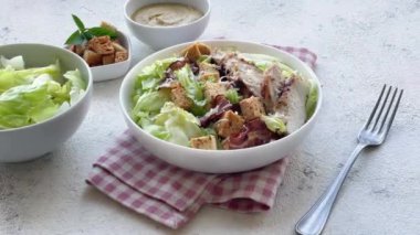 Masada bir kase taze Sezar salatası.
