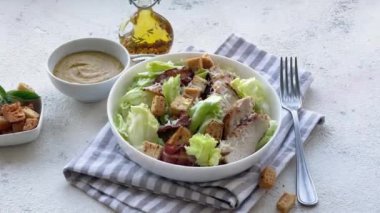 Masada bir kase taze Sezar salatası.