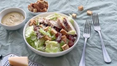 Masada bir kase taze Sezar salatası.