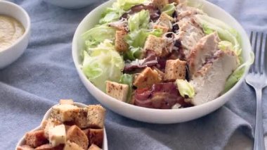 Masada bir kase taze Sezar salatası.