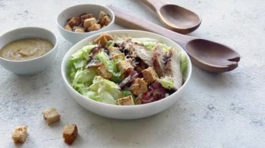 Masada bir kase taze Sezar salatası.
