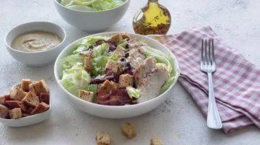 Masada bir kase taze Sezar salatası.
