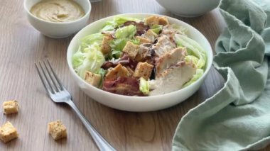 Masada bir kase taze Sezar salatası.