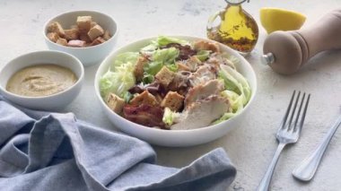 Masada bir kase taze Sezar salatası.