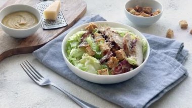 Masada bir kase taze Sezar salatası. 