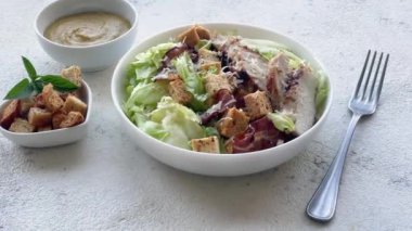 Masada bir kase taze Sezar salatası. 