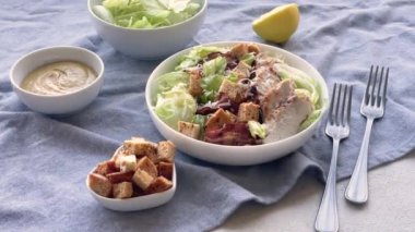 Masada bir kase taze Sezar salatası. 