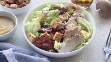 Masada bir kase taze Sezar salatası.