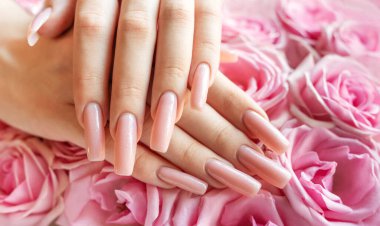 Narin eller, güzel manikürlü uzun tırnaklar sergiliyor. Serin ve zarif bir atmosfer yaratan pembe güllerle tamamlanmış..