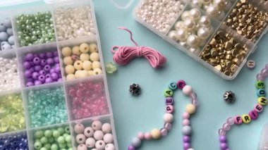 Renkli boncuklarla dostluk bilezikleri yapmak.