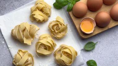 Şef makarna, domates, sarımsak ve fesleğen hazırlıyor.