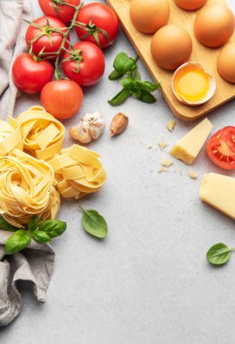 İtalyan mutfağında makarna, domates, sarımsak, peynir, yumurta ve fesleğen var.