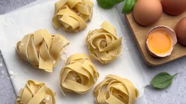 Şef makarna, domates, sarımsak ve fesleğen hazırlıyor.