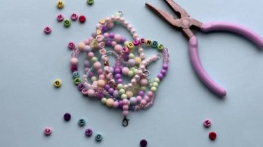 Renkli boncuklarla dostluk bilezikleri yapmak.