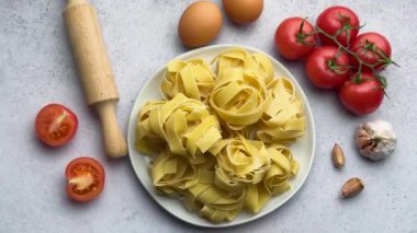Şef taze tagliatelle makarnası hazırlar.