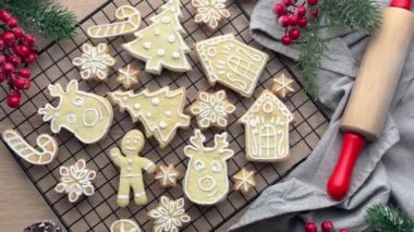 Noel kurabiyeleri ve masada duran kış süsleri.