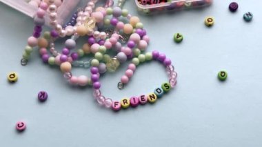 Renkli boncuklarla dostluk bilezikleri yapmak.
