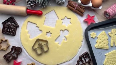 Baker hamura noel kurabiyesi keskisi ekliyor