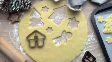 Baker hamura noel kurabiyesi keskisi ekliyor