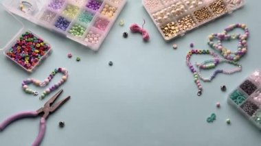 Renkli boncuklarla dostluk bilezikleri yapmak.