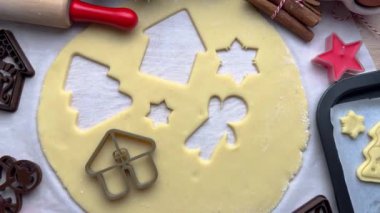 Baker hamurdan noel kurabiyesi kesicileri çıkarıyor