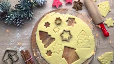 Baker hamurdan noel kurabiyesi kesicileri çıkarıyor